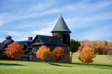 See Vermont Fall Foliage in These 15 Beautiful Places | Condé Nast Traveler Vermont Fall Foliage, Fall Foliage Trips, Ski Gondola, Vermont Vacation, American Mansions, Vermont Fall, England Trip, Fall Road Trip, Maple Trees