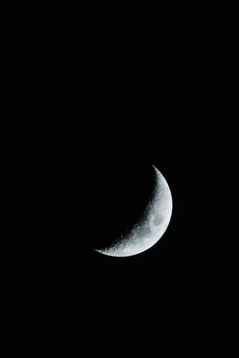 - Croissant de lune - 500mm | f/6.3 | 1/30s | 100ISO. 23/04/2015  Aujourd'hui, rien d'extraordinaire. Juste un croissant de lune.  #black #moon #sky #sony #france #photography #astro Feed Insta, France Photography, Black Moon, Photo Vintage, Constellations, Vintage Photos, Moon, Anime, Quick Saves