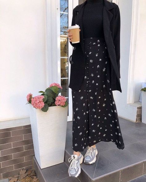 Formal Skirts, Styling Skirts, Rok Outfit, Street Hijab Fashion, Looks Pinterest, Mode Turban, Modern Hijab Fashion, Modest Fashion Hijab, Muslim Outfits Casual