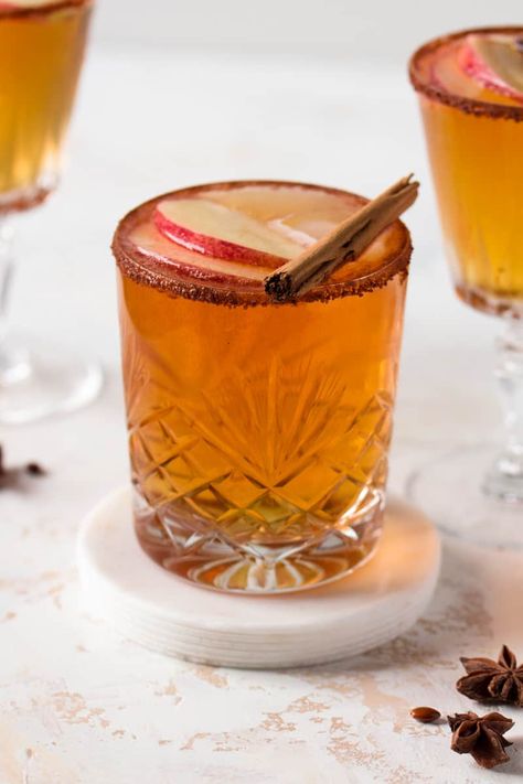 Apple Cider Whiskey Cocktail With Jack Daniel's Fire - Cooking With Elo Jack Daniels Christmas, Christmas Drink Recipes, Cider Drink Recipes, Jack Daniels Cocktails, Jack Daniels Drinks, Apple Cider Whiskey, Thanksgiving Cocktail Recipes, Apple Cider Drink, Spiked Apple Cider