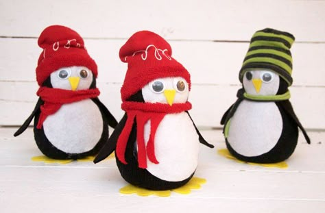 Learn how to make a little stuffed penguin from a recycled sock following this tutorial by Tina O Rourke at Miss Daisy Patterns. This looks like a fabulous project to entertain the kids this Winter… Sock Penguin, Sock Projects, Penguin Socks, Diy Schneemann, Indie Craft, Penguin Crafts, Penguin Craft, Sock Snowman, Sock Doll