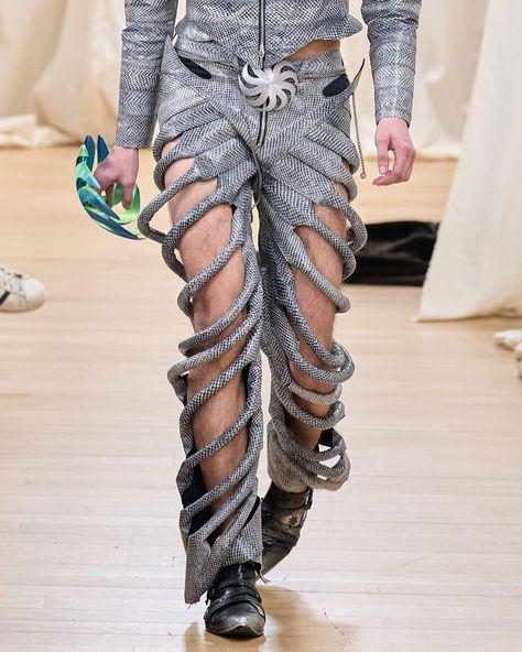 Avant Garde Pants, Avante Garde Fashion, Crazy Pants, High Fashion Runway, Gay Fashion, Fashion Runway, Year 2, Trouser Style, Pattern Mixing