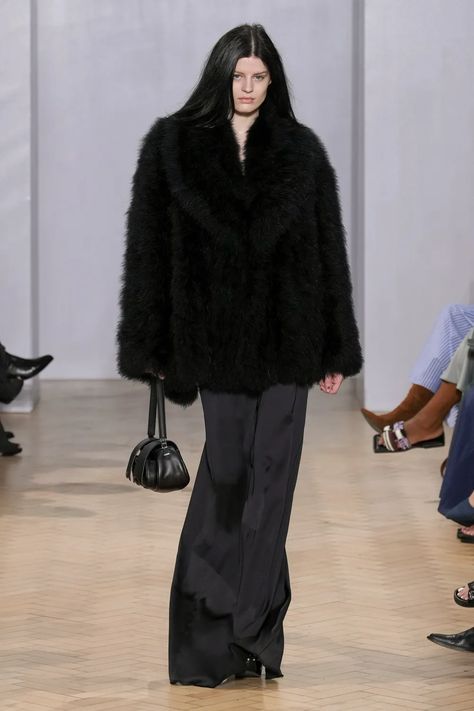 16Arlington Spring 2023 Ready-to-Wear Fashion Show | Vogue Black Fur Coat, Taylor Russell, Spring 2023 Ready To Wear, Parisienne Chic, 2023 Ready To Wear, Spring 2023, Fashion Show Collection, Kate Moss, Woodstock