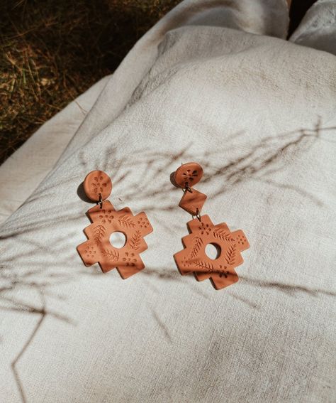 Terracotta clay earrings with traditional Mexican pottery floral motif. These earrings are an ode to the gorgeous terracotta pottery that has been made in Mexico by the indigenous peoples for centuries. Straight from the red earth, and turned into beautiful, unique pieces of art. All earrings are handmade and made-to-o Terra Cotta Clay Earrings, Terracotta Accessories, Terra Cotta Earrings, Wood And Brass Earrings, Wood Macrame Earrings, Terracotta Polymer Clay Earrings, Diy Beaded Jewelry, Terracotta Pottery, Handmade Jewelry Business