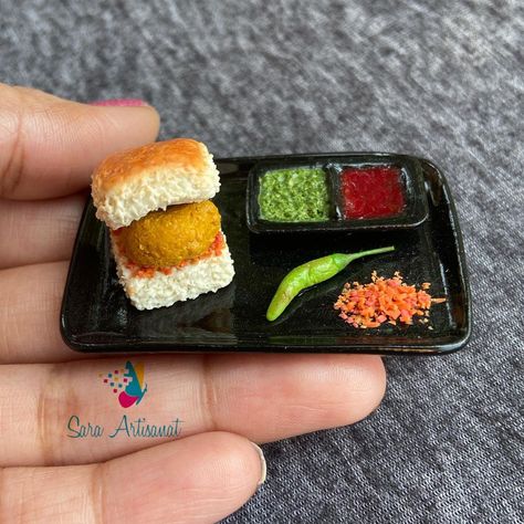 Saranya Sridhar on Instagram: “Miniature Vada Pav!!! #minifood #saraartisanat #foodminiature #foodblogger #indianfoodbloggers #indianfoods #fakefood #foodiesofinstagram…” Polymer Clay Cat, Indian Miniature, Diy Magnets, Fairy House Crafts, Butterfly Cake Topper, Miniature Foods, Clay Moulding, Clay Works, Clay Magnets