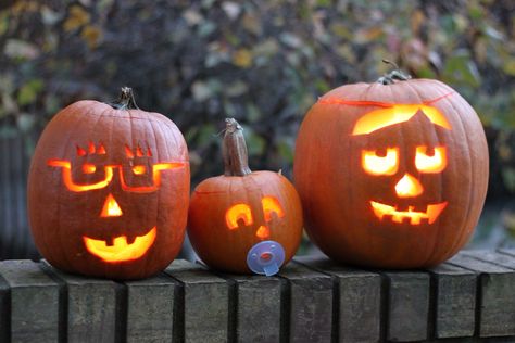 Family pumpkin carving ... Easy! Family Pumpkin Carving, Pumpkin Family, Amazing Pumpkin Carving, Easy Pumpkin Carving, Carved Pumpkins, Pumpkin Carving Designs, Pumpkin Carving Ideas, Pumpkin Carving Patterns, Baby First Halloween