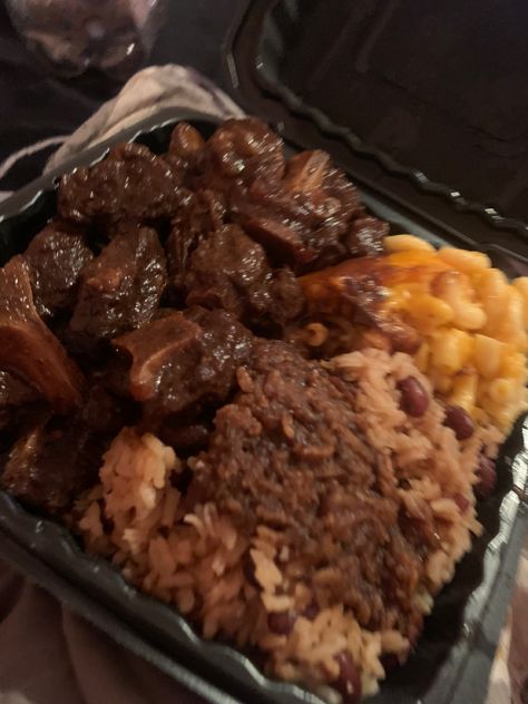 Caribbean food Oxtail Mac And Cheese, Oxtail And Rice, Oxtail Recipes, Jamaican Food, Soul Food Dinner, Island Food, Jamaican Recipes, Food Dinner, Food Inspo