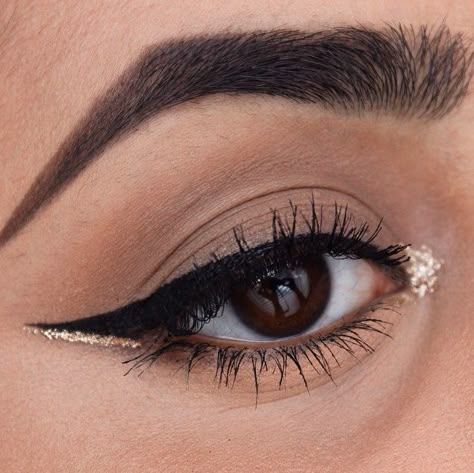 31 Real Girl Ways to Rock Glitter on New Year’s Eve Make Up Designs, Nye Makeup, New Year's Makeup, New Years Eve Makeup, Holiday Makeup Looks, Eye Makeup Pictures, Smink Inspiration, Eye Makeup Designs, Makijaż Smokey Eye