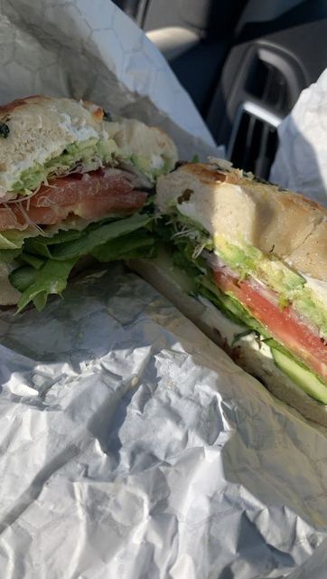 Miranda Brady on Instagram: "the viral chopped Italian sandwich really does live up to the hype 🤤🥪 inspo from sandwich queen @_alexdavidson   Ingredients: 2 slices sourdough/ 1 bread roll (80g) 50g cold cut meat (eg. ham, turkey, salami) 25g mozzarella/ swiss/ cheddar cheese Red onion, lettuce, tomato 15g pickles/ olives 1 tbs light mayo  1 tsp dijon mustard 1/2 tbs red wine vinegar Italian herbs, salt & pepper  1. Place the lettuce on a chopping board and pile all of the other fillings on top. Use a large knife to chop it up really well. 2. Add the sauces and seasoning, mix until combined. 3. Place chopped mixture onto your bread/roll and serve.  Serves 1 (using all ham) 438 calories P 24.5g C 54.4g F 13.2g   Tshirt @pinkyandkamal Plate @intheroundhouse" Bagel Aestethic, Veggie Bagel, Chopped Italian Sandwich, Pancakes For Dinner, Cold Cut, Italian Sandwich, Italian Herbs, Bread Roll, Wine Vinegar