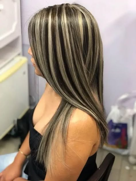 Black and Blonde Hair: 30 Ideas Every Woman Should Try Chunky Blonde Highlights, Mullet Women, Blonde Highlights On Dark Hair, 90s Hair, Women Mullet, Highlighted Hair, Hair Mullet, Modern Mullet, Hair Color Streaks