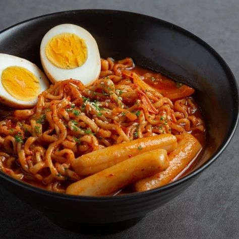 Buldak Samyang Noodles, Buldak Ramen Noodle Recipes, Homemade Buldak Ramen, Food Spicy Noodles, Pink Buldak Ramen, Buldak Noodles Aesthetic, Spicy Ramen Aesthetic, Buldak Aesthetic, Samyang Ramen Aesthetic