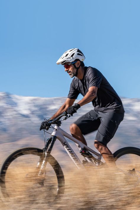 Mountain Bike Outfit Men, Casual Bike Ride Outfit, Mtb Outfit, Mountain Biking Outfit, Bike Riding Outfit, Mountain Biking Photography, Gloves Outfit, Mt Bike, Cycling Photography