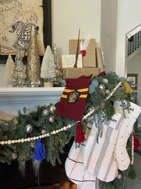 Harry Potter themed Christmas mantle Harry Potter Christmas Mantel, Christmas Harry Potter Decoration, Harry Potter Decoration, Harry Potter Themed Christmas, Harry Potter Xmas, Christmas At Hogwarts, Christmas Harry Potter, Hp Christmas, Harry Potter Christmas Tree