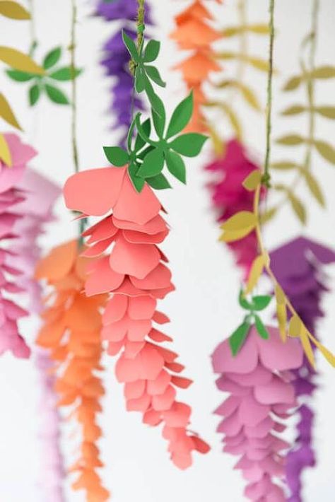 DIY hanging paper wisteria flowers. Abbi Kirsten Collections. Paper Wisteria Diy, Paper Wisteria, Rainforest Classroom, Paper Flower Centerpieces, Wisteria Flowers, Fleurs Diy, Easy Paper Flowers, Paper Flower Crafts, Paper Flowers Craft