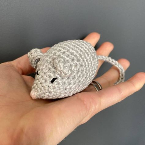 Are you looking for a quick and charming crochet project? The teeny Munchkin Mouse crochet pattern is here! This little critter is perfect for adding a touch of whimsy to your desk, bookshelf, or it can even be used as a keychain charm. My daughter loves her mouse. She takes it to bed with her, despite its small size. And actually, it was her who asked me to make a mouse in the first place.... https://concretegems.co.uk/mouse-crochet-pattern/ Woobles Patterns, Crocheted Mouse, Crochet Mouse Pattern, Mouse Amigurumi, Pattern Concrete, Mouse Crochet, Mouse Pattern, Desk Bookshelf, Crochet Placemats