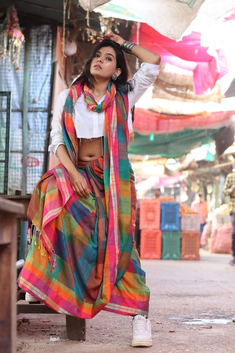 Street Style Saree Look, Saree Street Style, Desi Street Style, Summer Saree Look, Saree With Sneakers, Indian Street Wear, Indian Street Fashion, Saree With Pants, Street Style India