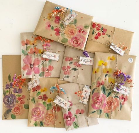 Gifts With Tags, Shaz Serene, Pretty Gift Wrapping, Pretty Gift Wrapping Ideas, Gift Wrapping Inspiration, Gifts Wrapping Diy, Gift Wrap Tags, Simple Gift Wrapping, Envelope Art