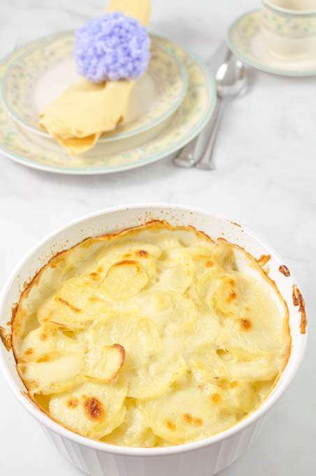 Homemade scalloped potatoes only take 6 ingredients to a creamy delicious classic Easter or Sunday dinner side dish. Thinly sliced potatoes in a velvety creamy white sauce topped with bacon.  Baked in the oven while your main dish cooked, Enjoy the creamy crispy top. Scalloped Potatoes Casserole, Scalloped Potatoes With Bacon, Bacon Potato Casserole, Scalloped Potato Casserole, Homemade Scalloped Potatoes, Casserole With Bacon, Potatoes With Bacon, Potatoes Casserole, Cabbage Casserole Recipes