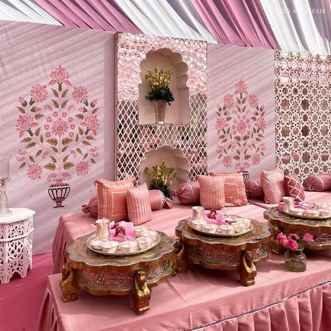 Grah Shanti Decor, Indian Reception Decor, Decoration Haldi, Mehendi Lehenga, Mehndi Event, Lehenga Bride, Indian Ceremony, Ladies Sangeet, Mehendi Decor Ideas