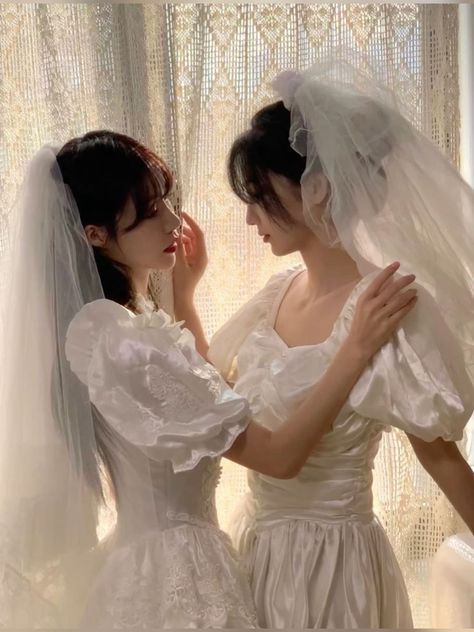 Pose Reference Lesbian Couple, Lesbian References Photo, Sapphic Wedding Dresses, Lesbian Princess Aesthetic, Sapphic Reference, Wedding Lesbian Couple, Wedding Pose Reference, Wlw Wedding Photos, Poc Wlw Art