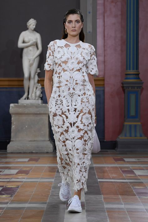 Valentino RTW Spring 2024 Valentino Spring Summer 2024, Valentino 2024 Spring Summer, Summer 2024 Fashion Trends Women, Dress Trends 2024, Dress 2024 Trend, Spring Dresses 2024, Spring Trends 2024, Valentino 2024, Runway 2024