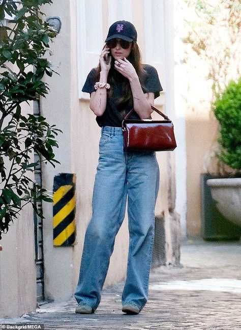 Dakota Johnson Jeans, Dakota Johnson Outfits Casual, Dakota Johnson Summer Style, Dakota Johnson Aesthetic, Dakota Johnson Wide Leg Jeans, Dakota Johnson Dress Casual, Dakota Johnson Converse, Dakota Johnson In Jeans, Dakota Johnson Night Outfit