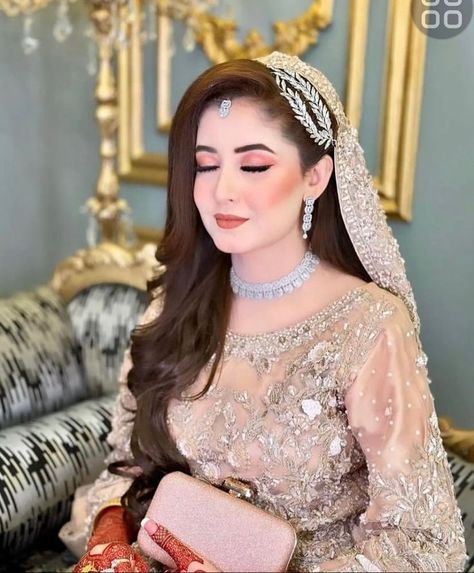 Pakistani Makeup Looks, Mehndi Dress For Bride, Afghan Wedding Dress, Pakistani Bridal Hairstyles, Casual Bridal Dress, Asian Wedding Dress Pakistani, Swimming In The Ocean, Pakistani Bridal Makeup, Red Bridal Dress