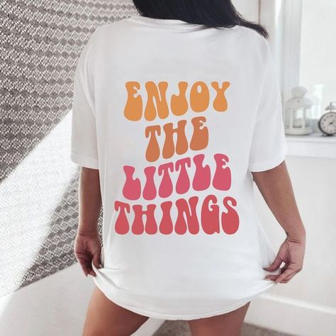 Enjoy Tshirt, Beach Tee, Vsco Shirt, Trendy Tshirts, Outfit Apparel , Shirt With Saying, S #svg #svgquotes #svgideas #svgfiles #freesvg #svgdesigns Preppy Tshirt Designs, Hoodie Print Ideas, Svg Shirt Ideas, Vsco Shirts, Shirt Ideas Vinyl, Travel Night, Popular Svg, Preppy Shirt, Trending Graphic Tees