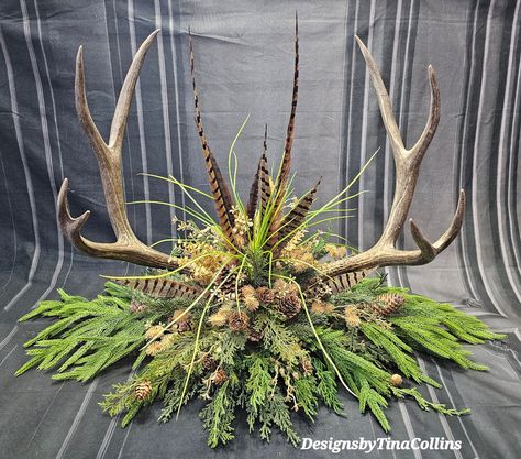 Christmas Antlers, Antler Table Decor, Wild Game Dinner Decorations, Pheasant Feather Decor, Antler Centerpiece, Christmas Floral Arrangements Diy, Antler Flower, Rustic Flower Arrangements, Antler Projects