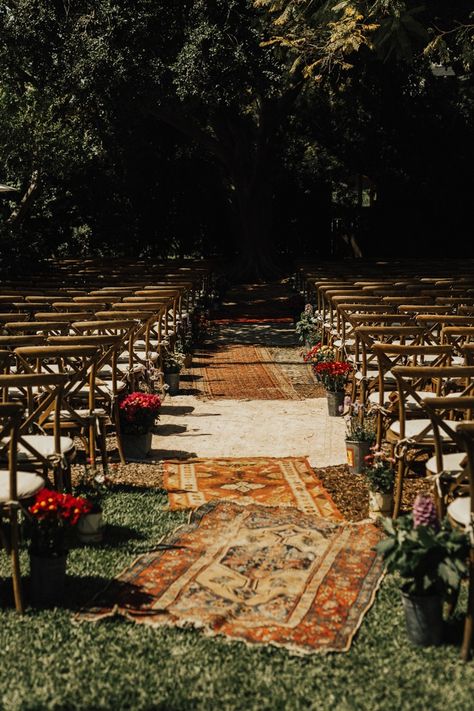 Love these ceremony aisle rugs | Image by Heirlume Photography Wood Wedding Chairs, Marriage Day, Wedding Ceremony Ideas, Wood Wedding, American Wedding, Brunch Wedding, Marriage Ceremony, Wedding Aisle, Wedding Chairs