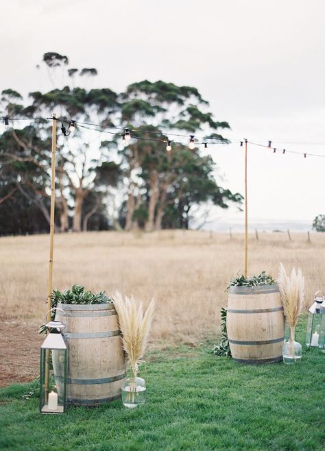 Bush Wedding, Rustic Photography, Deco Champetre, Wedding Altars, Grass Wedding, Celebrity Wedding, Blog Ideas, Affordable Wedding, Creative Wedding