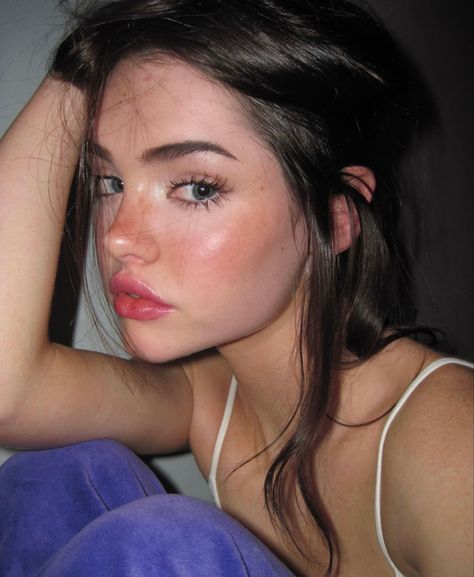 gracie mckenna girl aesthetic icon pfp Pale Girl, Cute Makeup Looks, Pale Skin, 가을 패션, Girls Makeup, Pretty Makeup, Cute Makeup, Makeup Inspo, Pretty Face