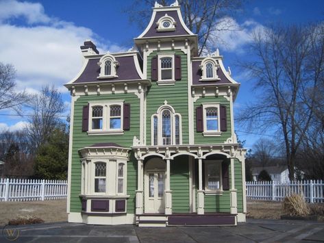 Victorian Dollhouse Exterior Colors, Dollhouse Aesthetic, Green Dollhouse, Dollhouse Exterior, Beacon Hill Dollhouse, Bloxburg Exterior, Dollhouse Inspiration, Dollhouse Design, Haunted Doll