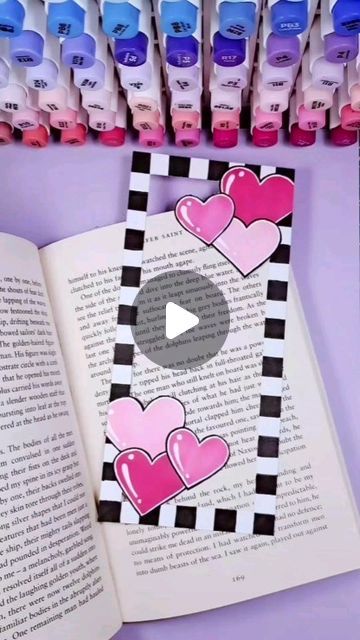 Pinoxart - Eline on Instagram: "Cute bookmark idea!  . . . #bookmark #love #cute #artideas #aesthetic #loveart #hearts #drawing #doodling #markerart #cutedrawjng #bffdrawing" Doodle Bookmark, Hearts Drawing, Cute Bookmark, Bff Drawings, N Craft, Cute Bookmarks, Things To Do When Bored, Art N Craft, Marker Art