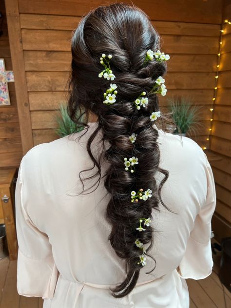 Engagement Braids Indian, Indian Floral Hairstyles, French Braid Indian Wedding, Indian Bridal Hair Flowers Braid Hairstyles, Bridal Braids Indian, Mehndi Braid Hairstyles, Braid Hairstyles With Flowers Indian, Braids With Lehenga, Mehndi Plait Hairstyles