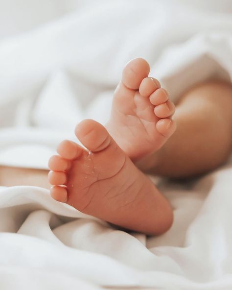 Lindsay on Instagram: “Baby feet. That is all 🥰🥰🥰” Pictures Of Baby Feet Newborn Photos, Baby Feet Photography Newborn Shoot, 2024 Vision Board Baby, Newborn Feet Photos, Baby Mood Board, Vision Board Baby, New Borned Baby, Lifestyle Baby Photography, Baby Reflexology