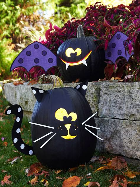 Painting pumpkins can give you more freedom than carving them! Here are some of our favorite ideas: http://www.bhg.com/halloween/pumpkin-decorating/painted-pumpkin-ideas/?socsrc=bhgpin100713paintedpumpkins&page=3 Makijaż Sugar Skull, Pumpkins Decorated, Strašidelný Halloween, No Carve Pumpkin Decorating, Halloween Decor Diy, Diy Halloween Decor, Adornos Halloween, Cat Pumpkin, Halloween Snacks