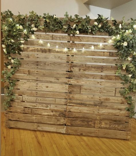 Wood Backdrop Wedding, Pallet Backdrop, Wedding Photo Walls, Rustic Wedding Backdrops, Pallet Wedding, Wooden Backdrops, Rustic Wedding Photos, Deco Champetre, Party Photo Backdrop