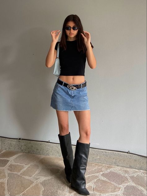 Mini Jeans Rock, 2000s Fashion Denim Skirt, Short Jean Skirt Outfits Aesthetic, Denim Miniskirt Outfits Y2k, Short Jean Skirt Outfits Y2k, Denim Mini Skirt Outfit Aesthetic, Mini Denim Skirt Outfit Summer Y2k, Short Denim Skirt Outfit Summer, Mini Skirt Jeans Outfit