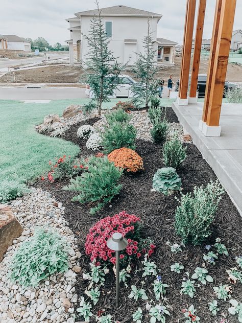 Farmhouse Flowerbed Ideas, Landscape Ideas Modern Farmhouse, Home Landscaping Farmhouse, Landscaping Around House Farmhouse, Modern Front Porch Landscaping, Front Yard Farmhouse Landscaping, French Country Landscaping Front Yard, Farmhouse Flower Beds In Front Of House, Farmhouse Landscape Ideas