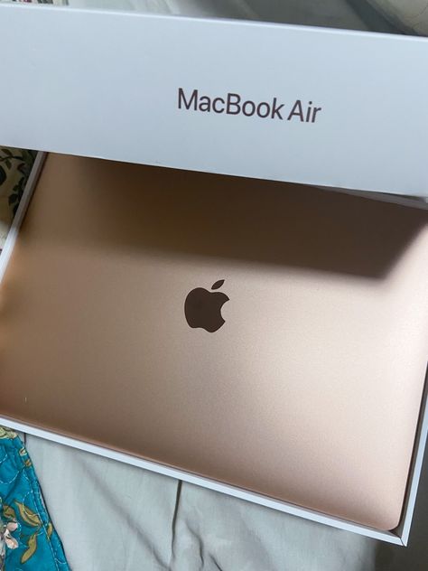 Macbook M1 Air, Macbook 2023, Macbook Gold, Macbook Air 2020, Apple Ecosystem, Apple Laptop Macbook, Apple Aesthetic, Macbook Air Laptop, Macbook Accessories