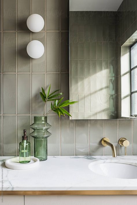 Modern Art Deco Bathroom, Luxury Modern Bathroom, Green Tile Bathroom, Subway Tiles Bathroom, Deco House, Art Deco Bathroom, Deco Bathroom, Downstairs Bathroom, Bathroom Inspiration Decor