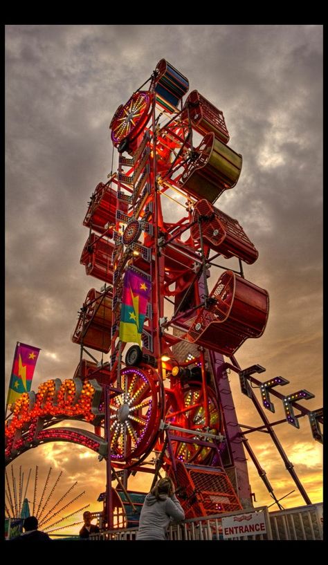 Had a dream I was on the zipper. As I was laughing wildly and enjoying the ride I was reflecting on how scared I was the first time I ever went on it. Zipper Ride, Fairground Art, Fair Rides, Amusement Rides, Ferris Wheels, Hdr Photos, Amusement Park Rides, Carnival Rides, Carnival Circus