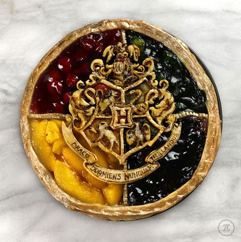 Four Flavour Harry Potter Crest Pie Pie Crust Art, Pie Crust Designs, Unique Pies, Pies Art, Harry Potter Food, Harry Potter Cake, Pastel Art, Beautiful Food, Pretty Food