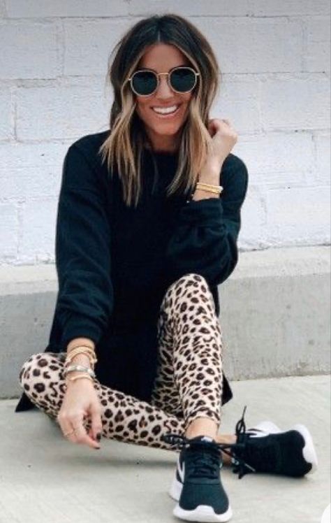 Leopard Leggings Outfit, Ways To Style Leggings, Ootd Leggings, Printed Leggings Outfit, The Sister Studio, Lookbook Casual, Sister Studio, Look Legging, Ig Profile