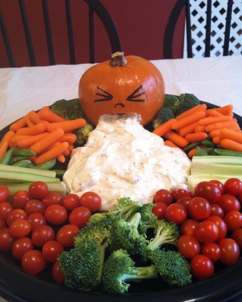 Pumpkin veggie tray!🎃  Photo by: Terri humble   #pinterest#pinterestinspired#diy#pumpkin#ranch#dip#sauce#veggies#veggietray#party#halloween#halloweenparty Diy Food Halloween, Easy Halloween Food Appetizers, Halloween Taco Dip, Fun Halloween Appetizers, Snack Halloween, Halloween Fingerfood, Halloween Appetizers Easy, Diy Halloween Treats, Geek House