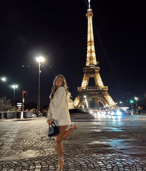 Paris Aesthetic Poses, Celebrities In Paris, Photo Poses Paris, Evening In Paris Outfit, Palace Of Versailles Outfit Winter, Paris Picture Ideas Summer, Paris Winter Photo Ideas, Paris Picture Ideas Winter, Paris Clothes Aesthetic