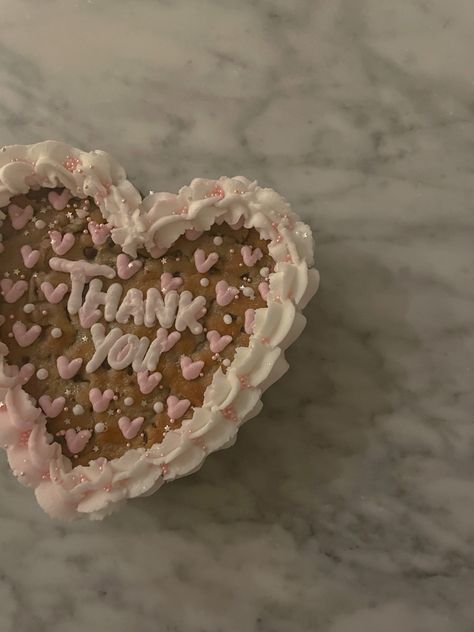 Cookie Cake Ideas Decorated, Pink Cookie Cake, Cookie Cake Aesthetic, Heart Shaped Cookie Cake, Heart Cookie Cake, Cookie Cake Decorating Ideas, Vampire Birthday, Pretty Sweets, Minimalist Cakes