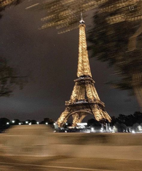 Lady Of Leisure, Aesthetic Scenery, Eiffel Tower At Night, Paris Dream, France Aesthetic, Paris Vibes, Fotografi Vintage, Aesthetic City, Parisian Life