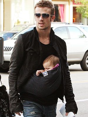 I love that this very manly guy can confidently wear his baby around. :-) Cam Gigandet Twilight, Men With Babies, Best Baby Prams, Cam Gigandet, Papa Baby, Dad And Baby, Hot Dads, Dad Baby, Celebrity Dads